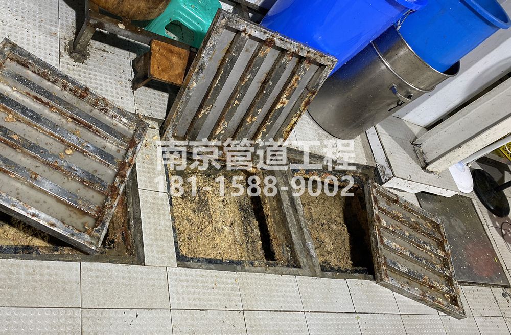 278酒店城管中队食堂隔油池清理